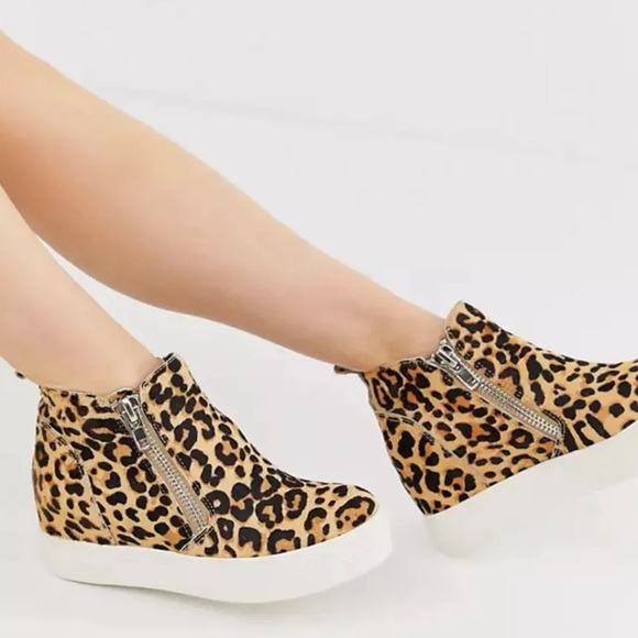 Steve Madden Shoes - Steve Madden Leopard Calf Hair Wedgie Ankle Booties - sz 8